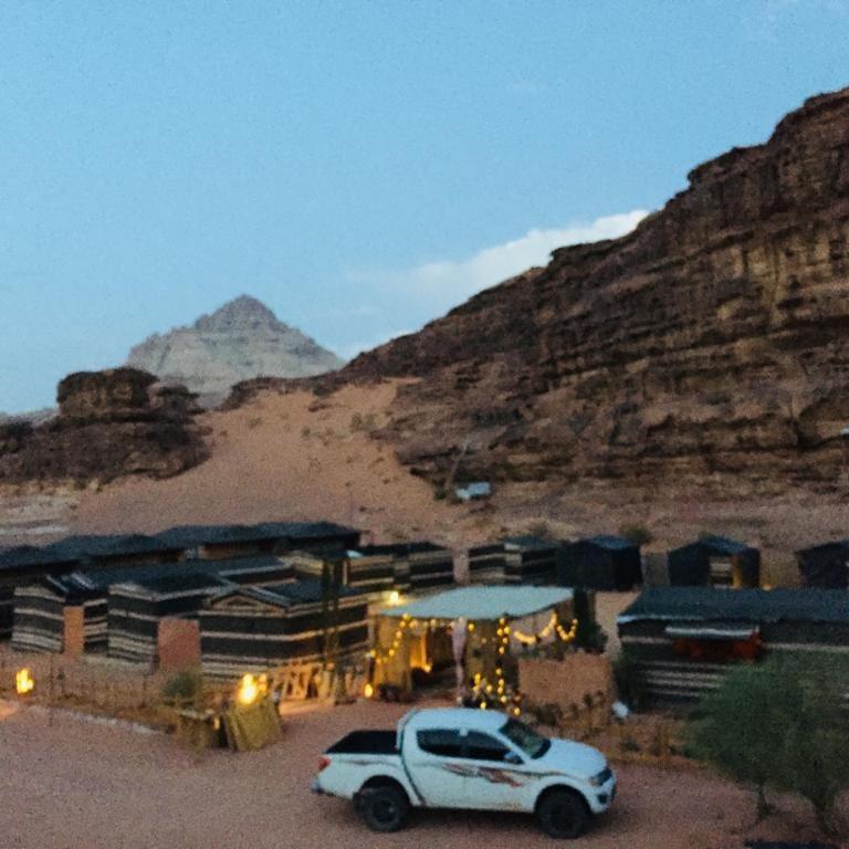 Martian Camp Hotel Wadi Rum Bagian luar foto